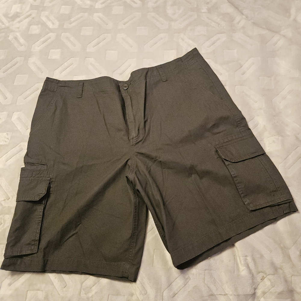 Magellan Outdoors Mens Fishing Cargo Shorts Gray Slate Size 42 NEW NWT